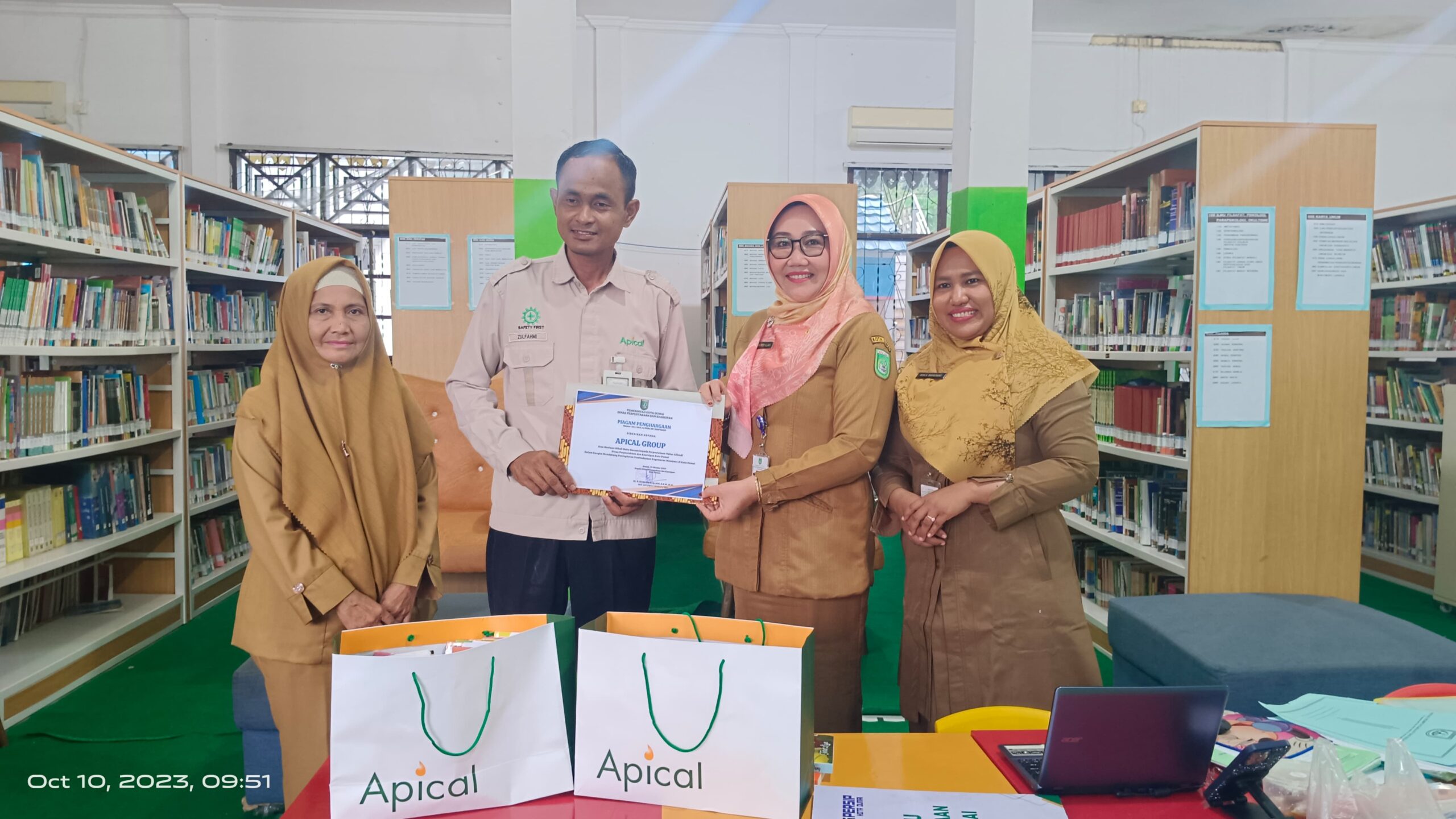 Apical Terima Penghargaan dari Kepala Dinas Perpustakaan