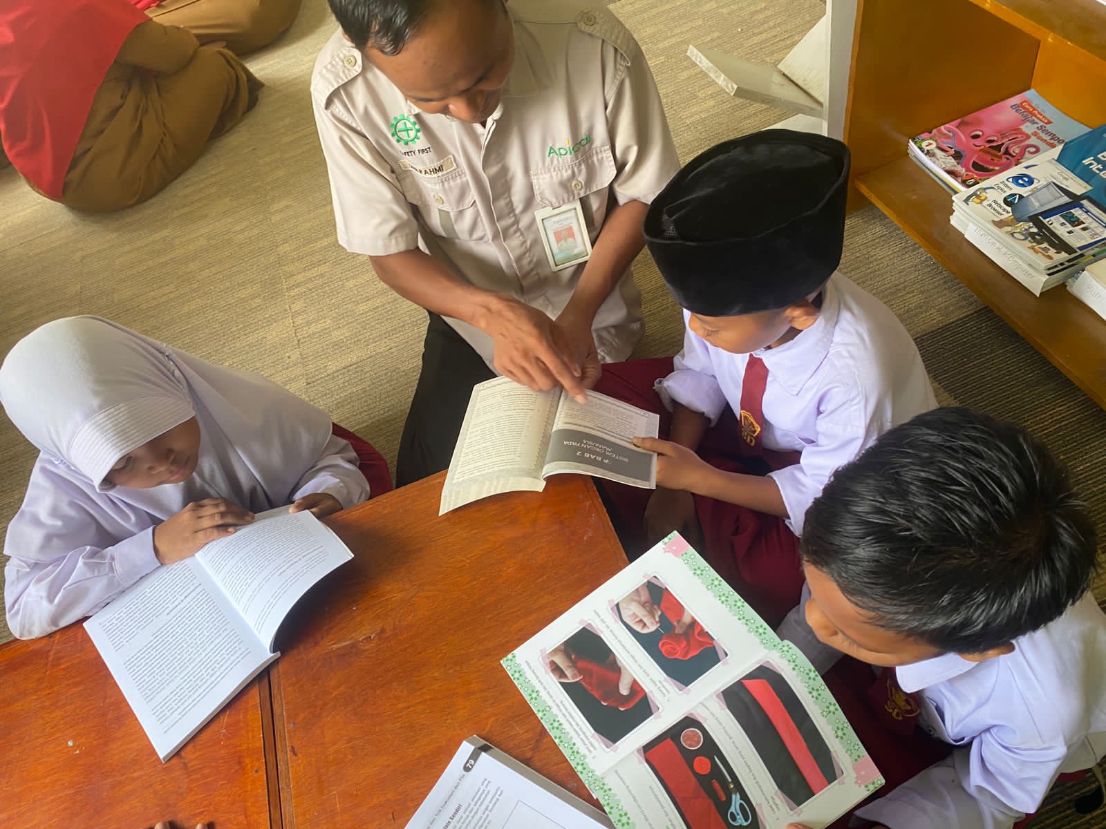 Apical Terima Penghargaan dari Kepala Dinas Perpustakaan